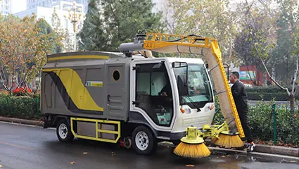 Electric leaf vacuum truck chassis