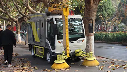 Electric leaf vacuum truck