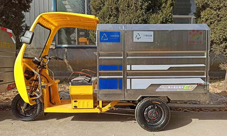  a three-wheel and two-classification garbage removal vehicle