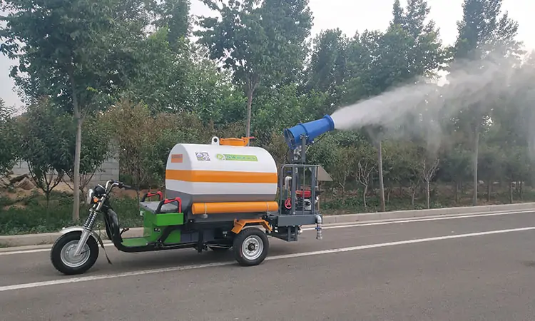 Three-wheel sprinkler fog cannon for dust reduction