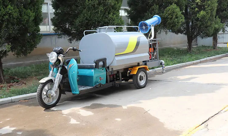 Electric three-wheeled sprinkler water tanker is an all-rounder