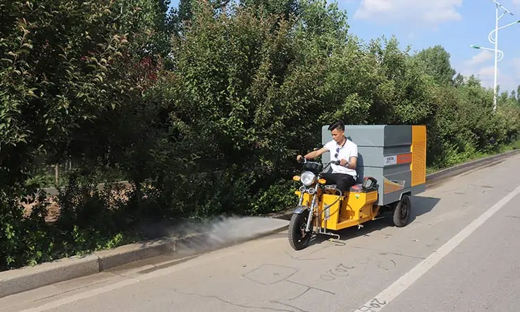 Electric four-wheel high-pressure cleaning vehicle is washing rubble