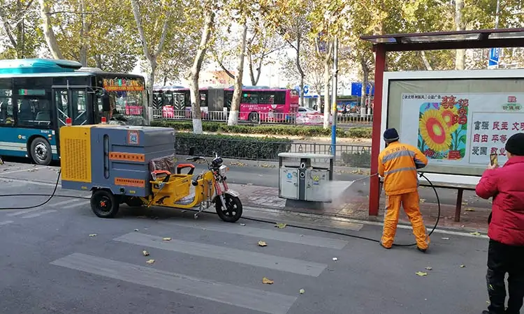 Electric four-wheel high-pressure cleaner washing the trash can