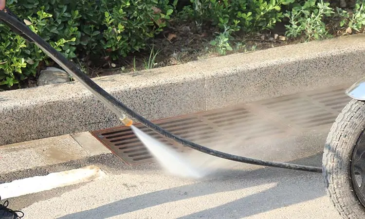 electric three-wheel high-pressure cleaning vehicle Flushing the manhole cover