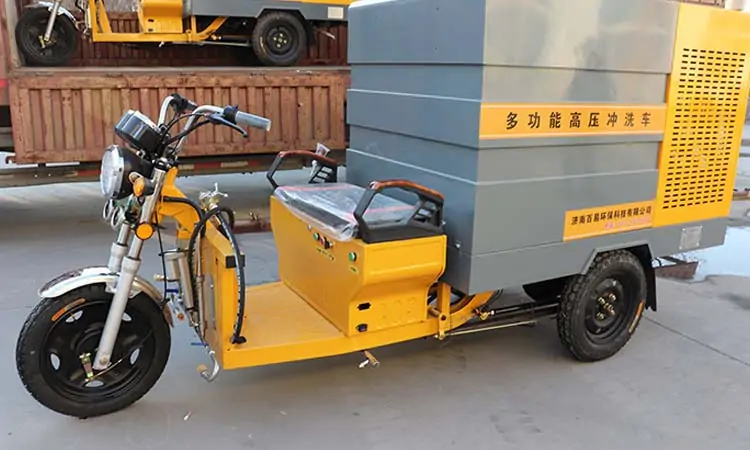 Three-wheel street high-pressure washer vehicle