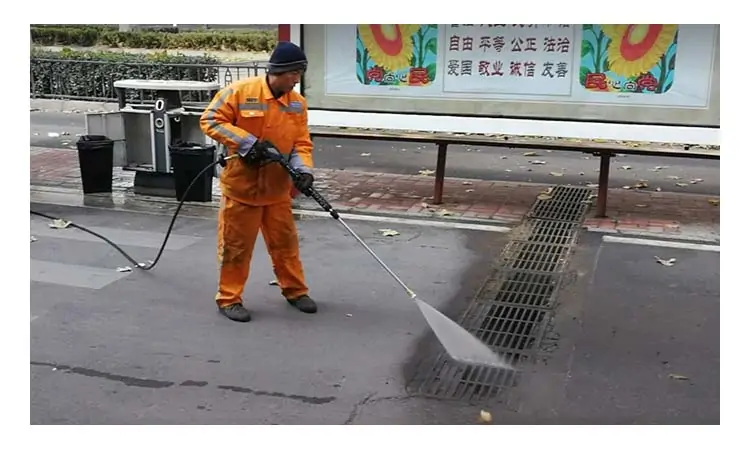 High pressure washing vehicle to flush the sewer