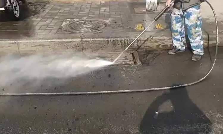 Electric high pressure washing vehicle high pressure water gun cleaning manhole cover