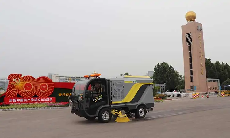 Road washer and sweeping vehicle
