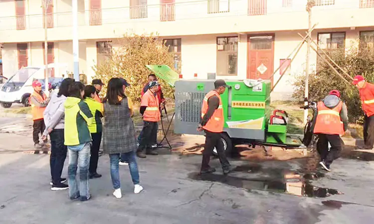 High temperature and high pressure cleaning vehicle 