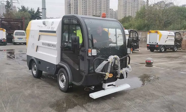 Four-wheel multifunctional road high-pressure washer cleaning vehicle, sidewalk high-pressure washing vehicle