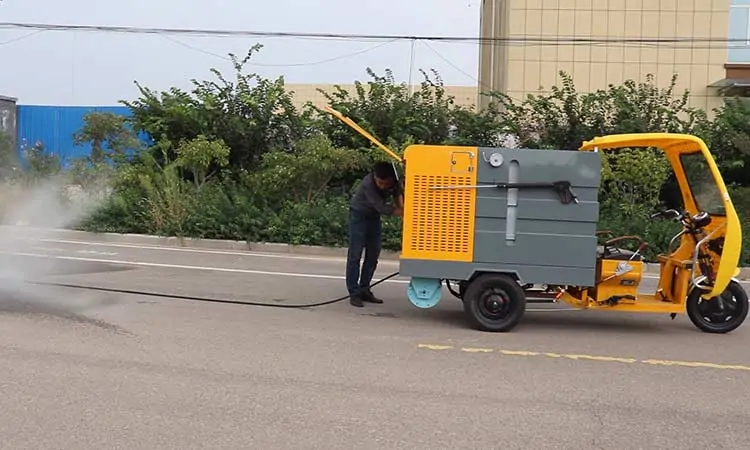 road High pressure cleaning truck with pipe dredging function produced by Baiyi