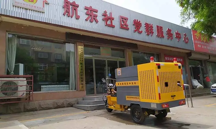 electric street cleaning machine delivery scene