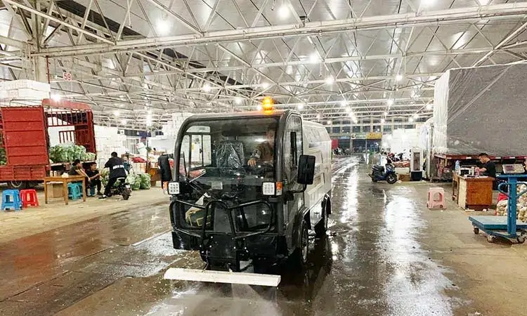 Four-wheel street cleaning machine for vegetable wholesale market road