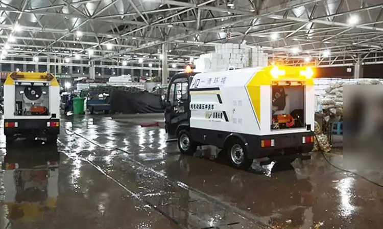 Four-wheel street cleaning machine for vegetable wholesale market road