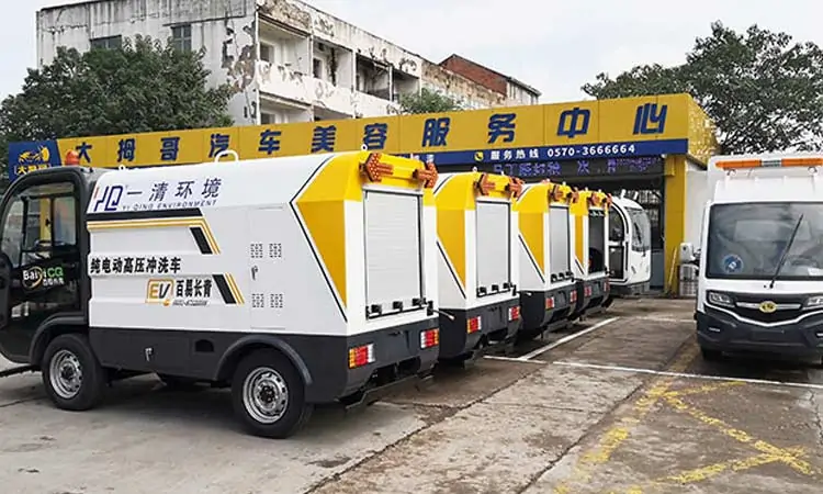 Four-wheel road  washer cleaning vehicle delivered to Zhejiang company