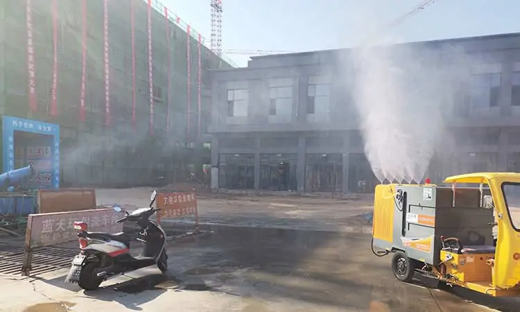 Three-wheeled electric high-pressure cleaning vehicle construction site fog cannon is in the process of dust reduction