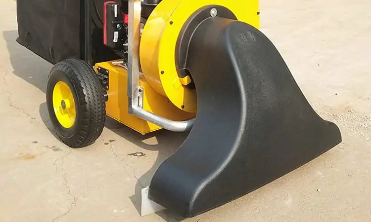 Hand-push leaf collector suction port