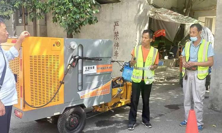A property company introduced a small tricycle street cleaning machine