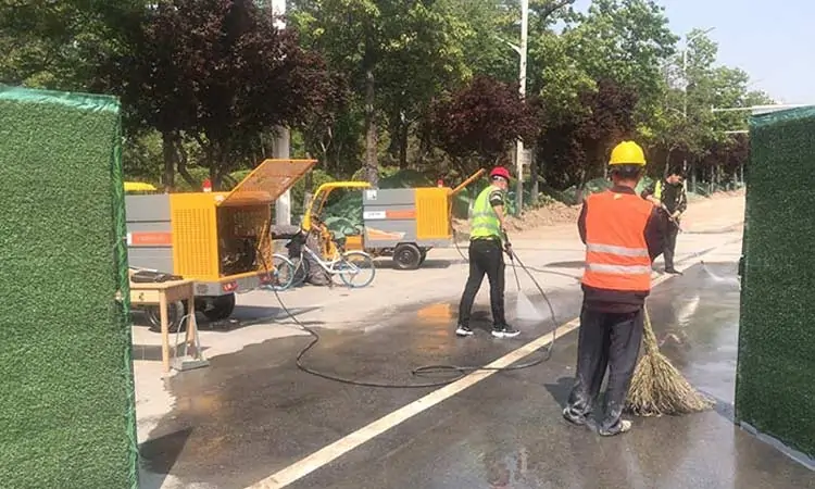 Baiyi multifunctional high pressure washing truck washes the road