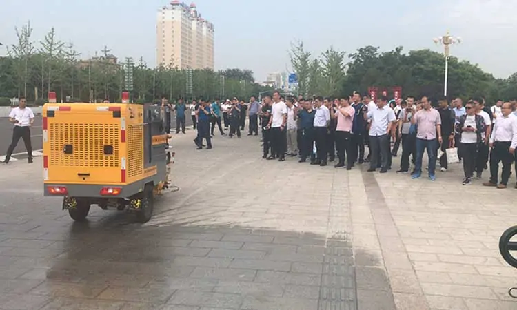 Baiyi multifunctional high pressure washing truck washes the road
