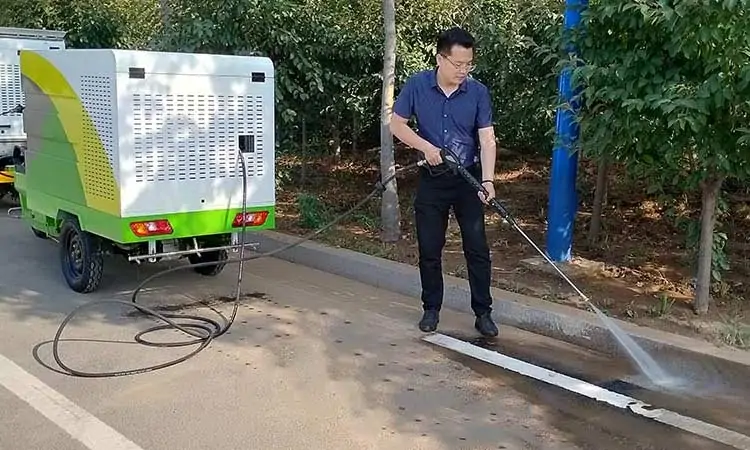 Three-wheel  electric high pressure road washing machine vehicle