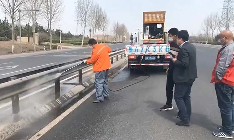 Small high pressure washing truck for guardrail washing and cleaning