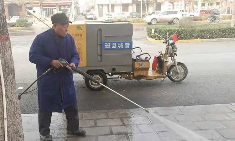   The small road high-pressure washing vehicle 