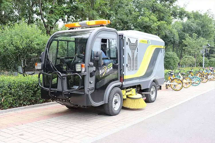 Small four-wheel electric sweeper is a good helper for road cleaning