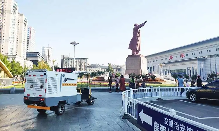 Baiyi high pressure washing truck stationed in the railway station