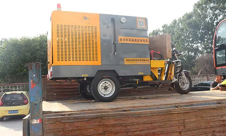 High temperature and high pressure road washing vehicle，