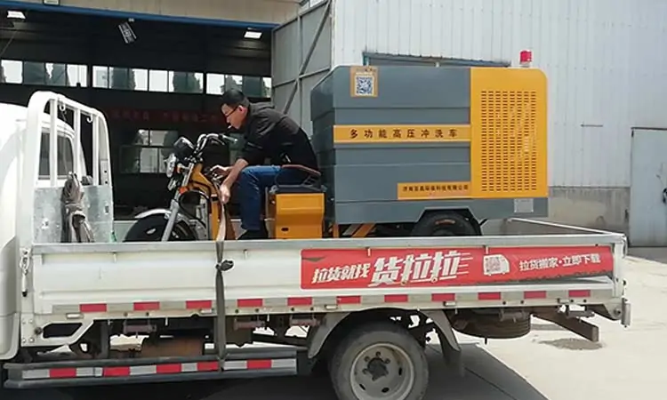 Electric three-wheel road washer vehicle sent to Gaoqing County