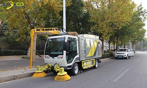 Leaf collection truck easily solves fallen leaves collection puzzles