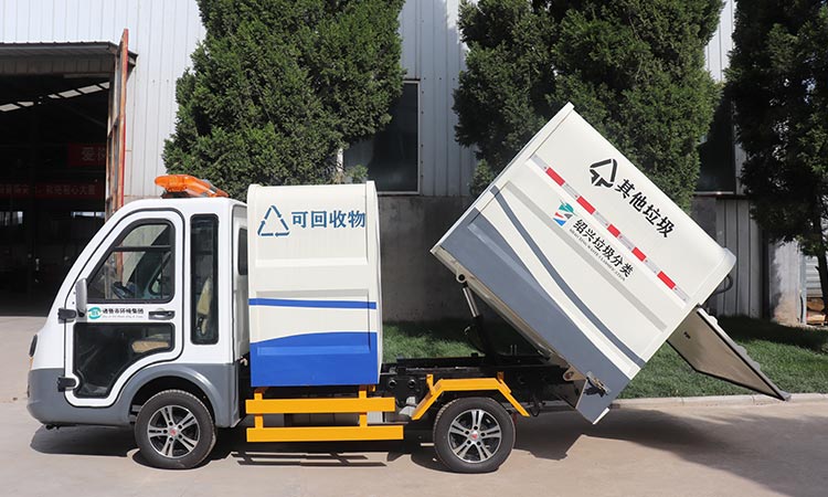 A two-category garbage truck customized by a sanitation company has been deliver