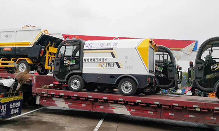  four-wheel road washer cleaning vehicle arrives at the delivery site