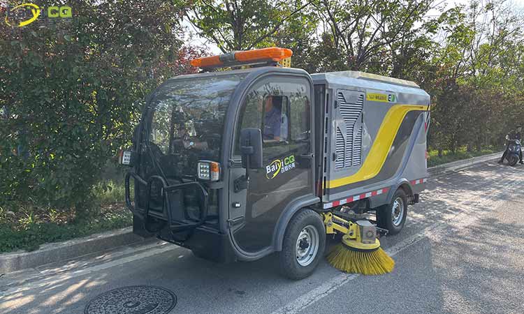 Electric small road sweeper quickly improves cleaning efficiency