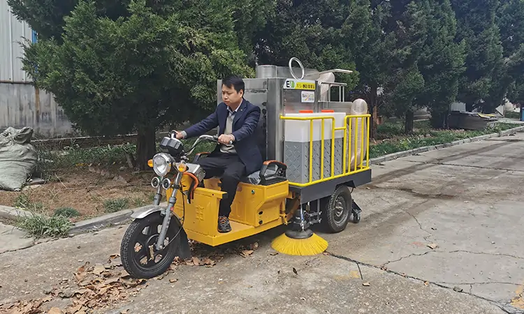   Small Motorised Leaf Collectors Tricycle Leaves No Residue