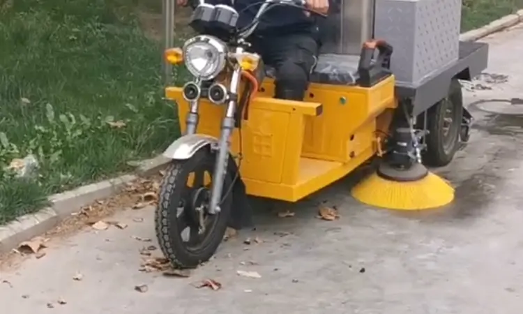 Small Motorised Leaf Collectors Tricycle Leaves No Residue