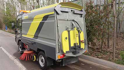 The Use Of Street Cleaning Vehicle In Logistics Park