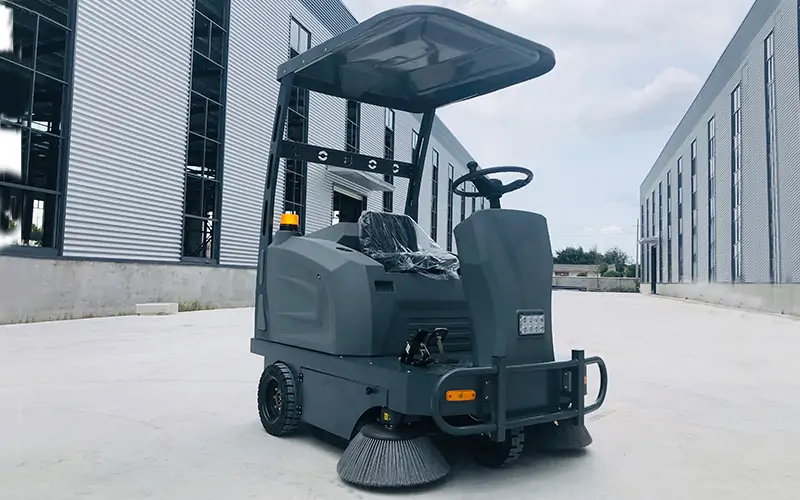 The driving-type ride-on sweeper can sweep the rubber road surface?