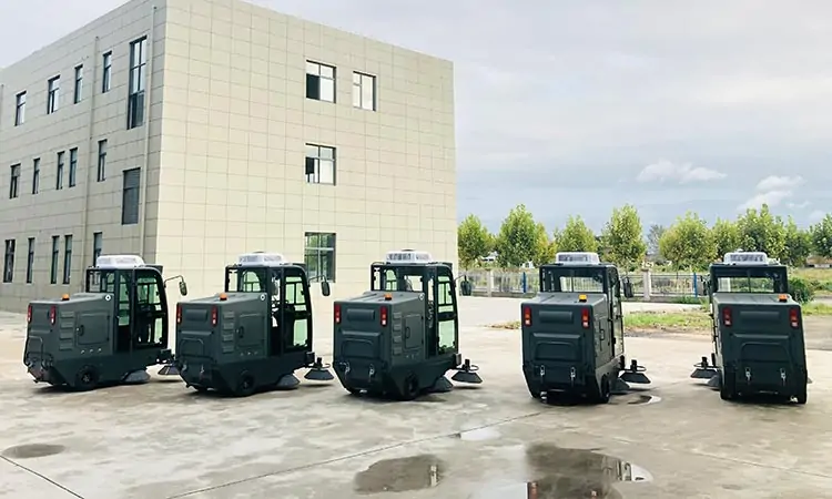 Enclosed Street Cleaning Equipment For Outdoor Use In Colleges And Universities