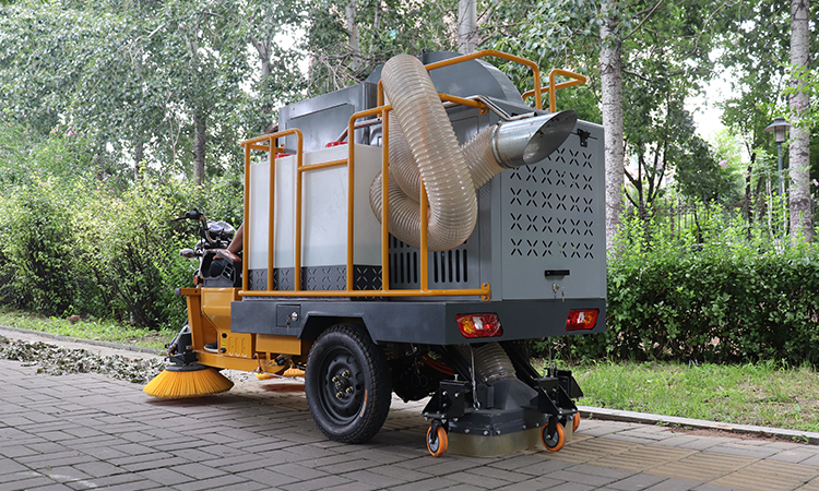Leaf collection truck solves the problem of falling leaves on the sidewalk