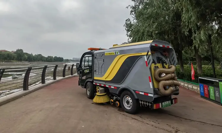  The Electric Road Sweeper Is Operating In A City Street Park