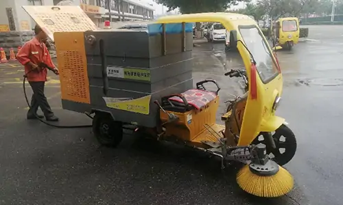 Custom Street Washers Tricycle Belt Side Sweep Is Working On The Road
