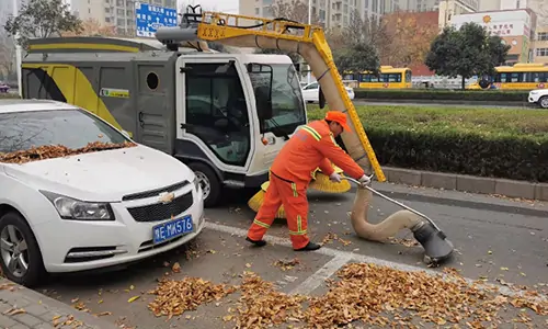 The Use Of Leaf Pickup Truck During The Deciduous Season