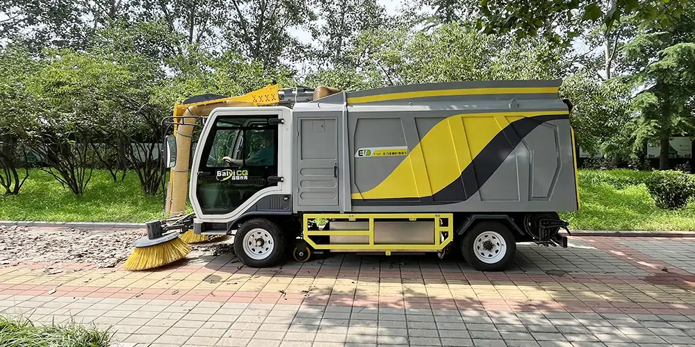 Commercial Leaf Vacuum Truck Collects Fallen Leaves Quickly And Efficiently