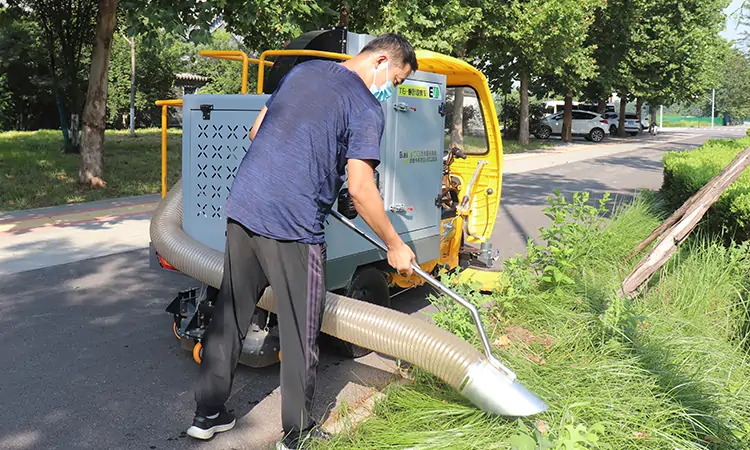 Leaf Vacuum Vehicle Specialize In Removing Fallen Leaves