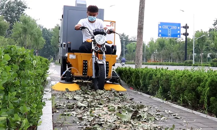  Leaf Vacuum Machine Quickly Sweeps The Fallen Leaves On The Sidewalk