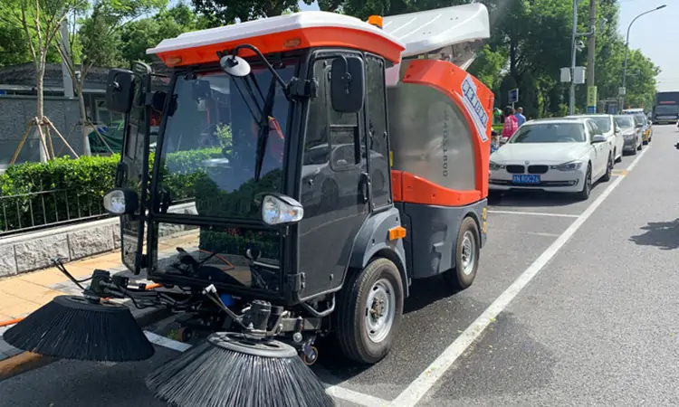  Electric Ride-on Road Sweeper
