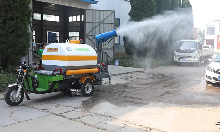 Electric Three Wheel Sprinkler Dust Removal at Construction Site