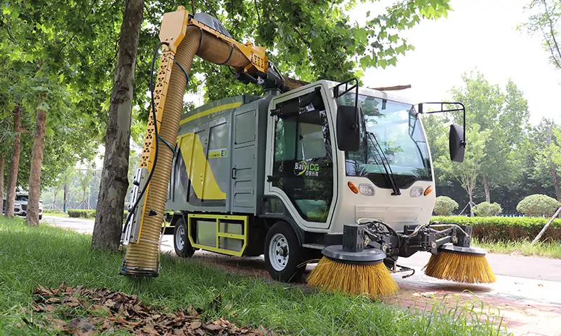 Pure Electric Leaf Collector Truck Collects Sidewalk Leaves